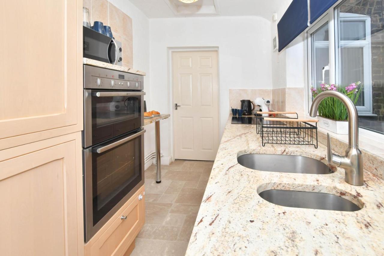 The Yellow Door By Avenew Management Serviced Accommodation Stoke-on-Trent Esterno foto