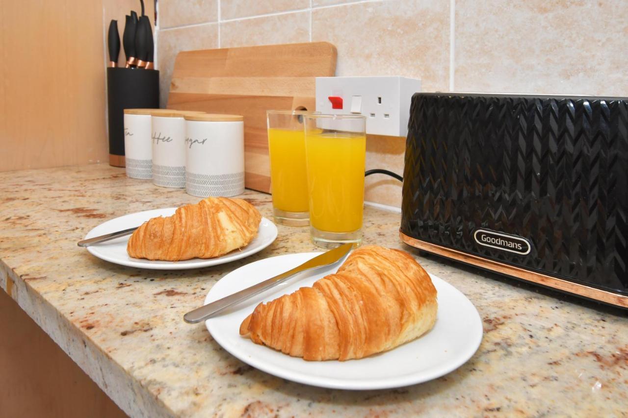 The Yellow Door By Avenew Management Serviced Accommodation Stoke-on-Trent Esterno foto