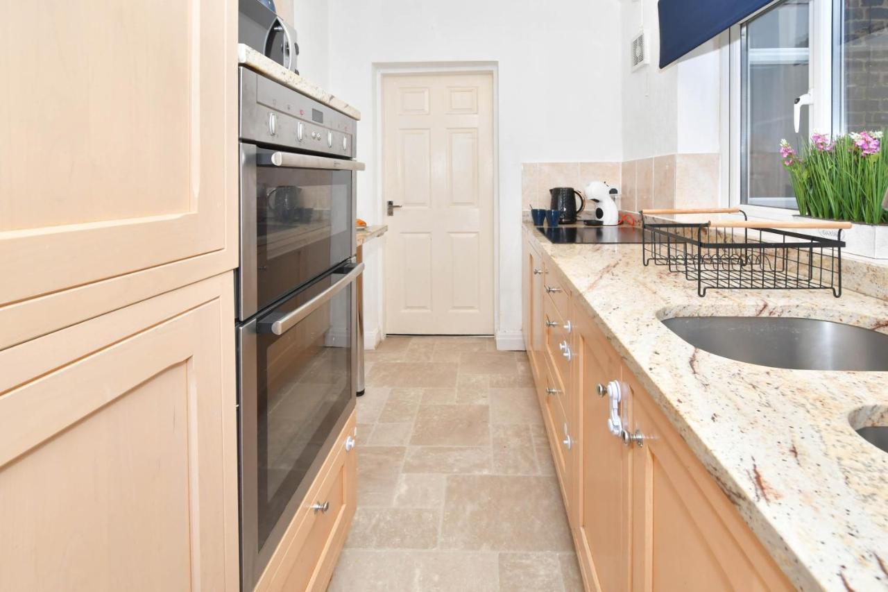 The Yellow Door By Avenew Management Serviced Accommodation Stoke-on-Trent Esterno foto