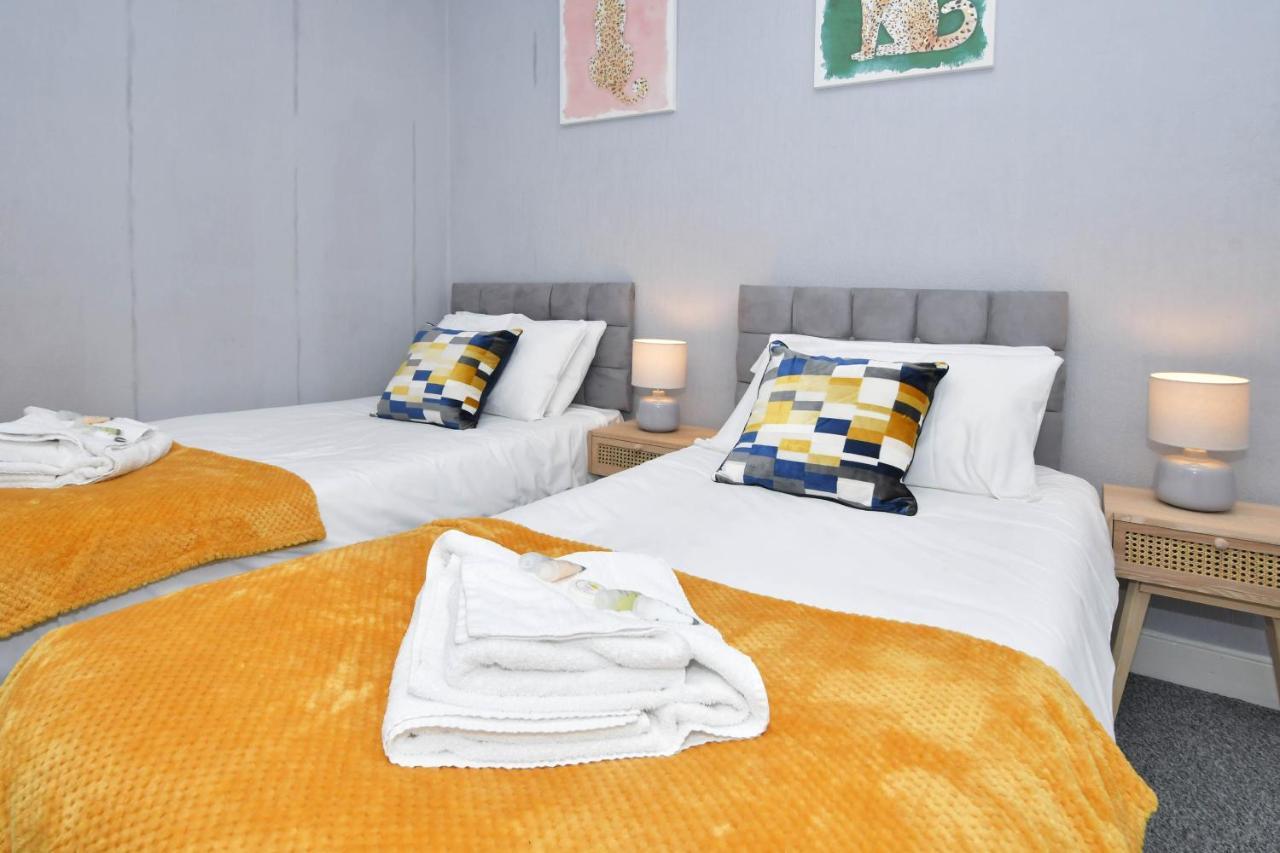 The Yellow Door By Avenew Management Serviced Accommodation Stoke-on-Trent Esterno foto