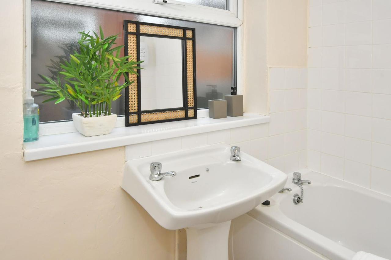 The Yellow Door By Avenew Management Serviced Accommodation Stoke-on-Trent Esterno foto